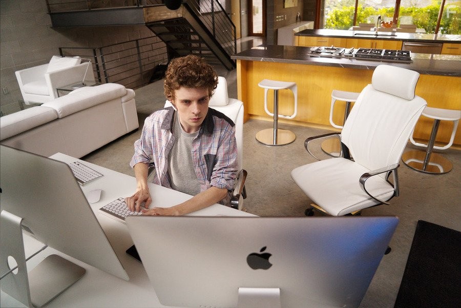 Erik Knudsen in Континуум (2012)