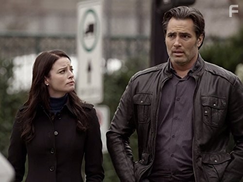 Victor Webster and Rachel Nichols in Континуум (2012)
