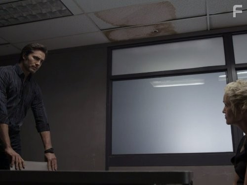 Victor Webster and Luvia Petersen in Континуум (2012)