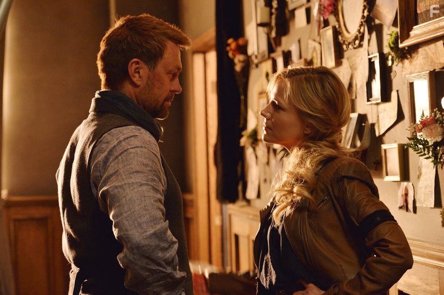 Julie Benz and Grant Bowler in Вызов (2013)