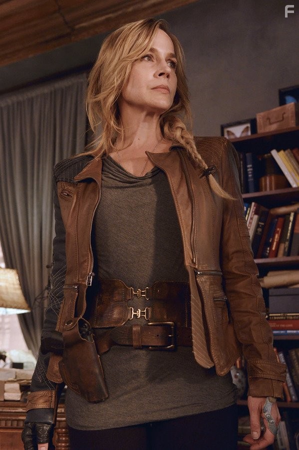 Julie Benz in Вызов (2013)