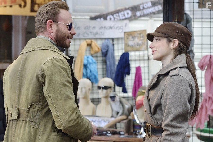Ian Ziering and Anna Hopkins in Вызов (2013)
