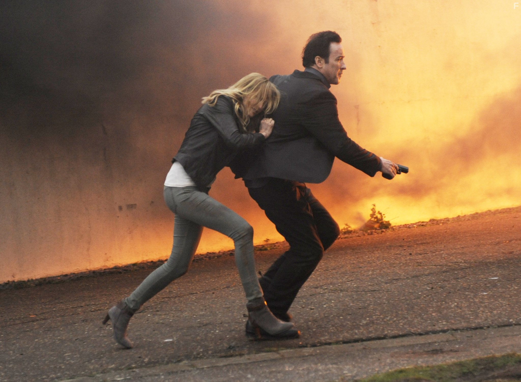 John Cusack and Malin Akerman in Цифровая радиостанция (2013)