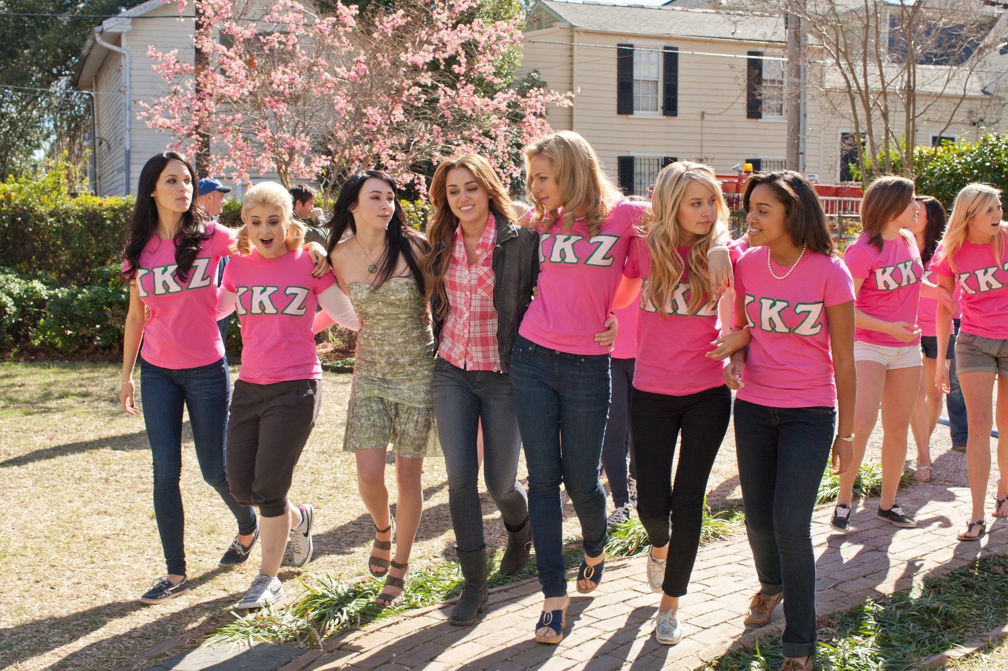 Kelly Osbourne, Miley Cyrus, and Lauren McKnight in Агент под прикрытием (2012)