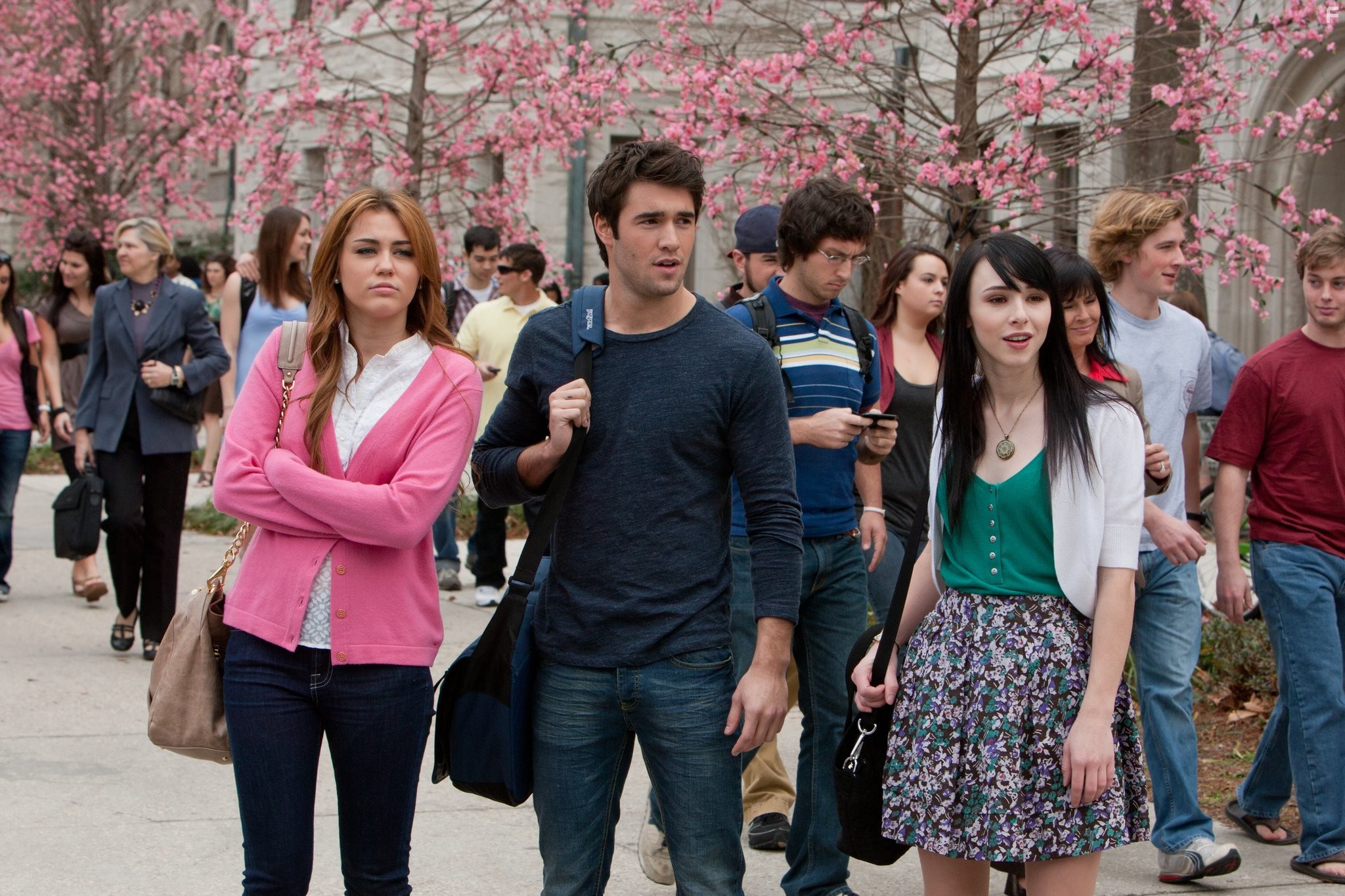 Miley Cyrus, Lauren McKnight, and Josh Bowman in Агент под прикрытием (2012)