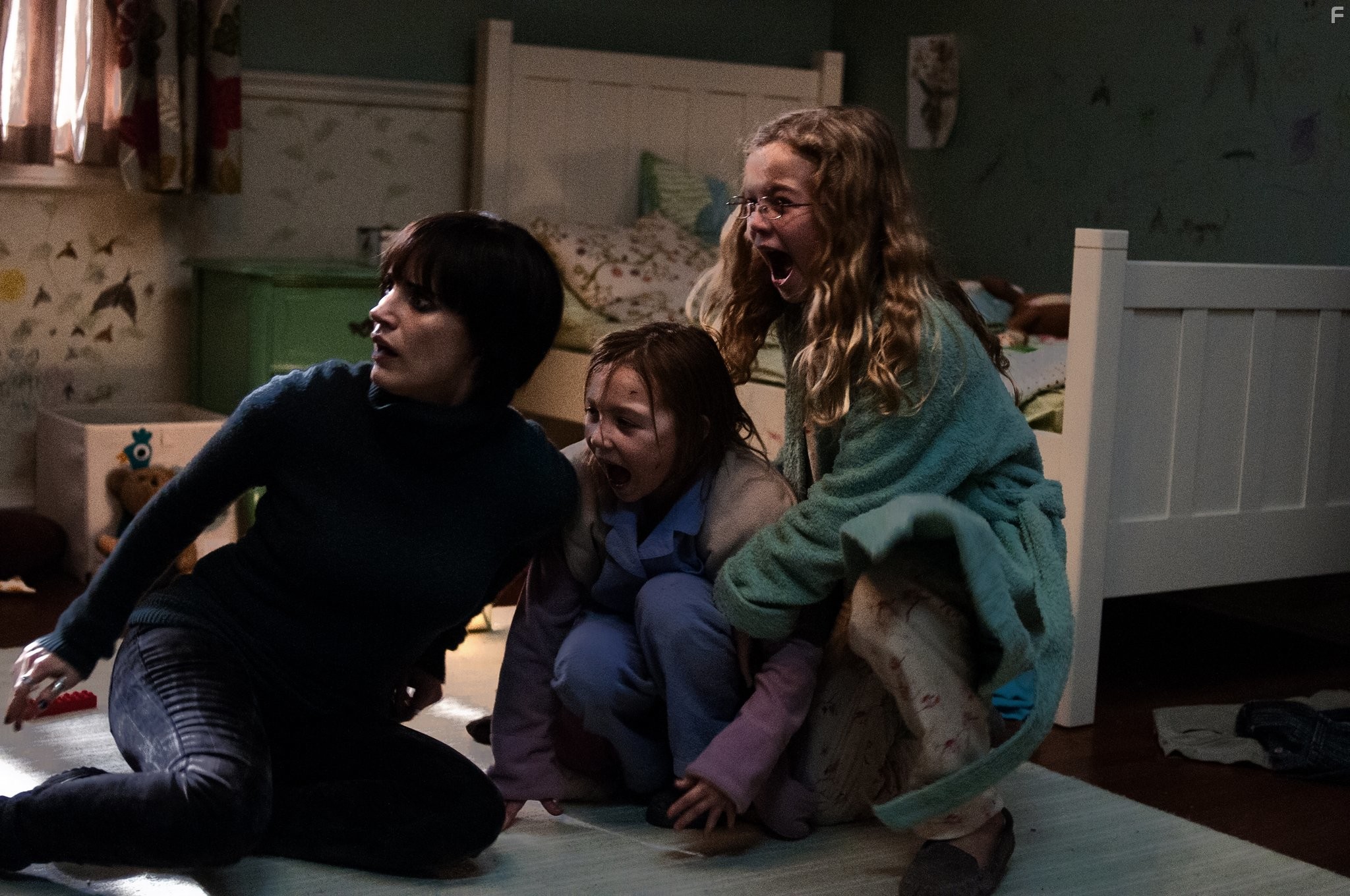 Jessica Chastain, Megan Charpentier, and Isabelle N?lisse in Мама (2013)