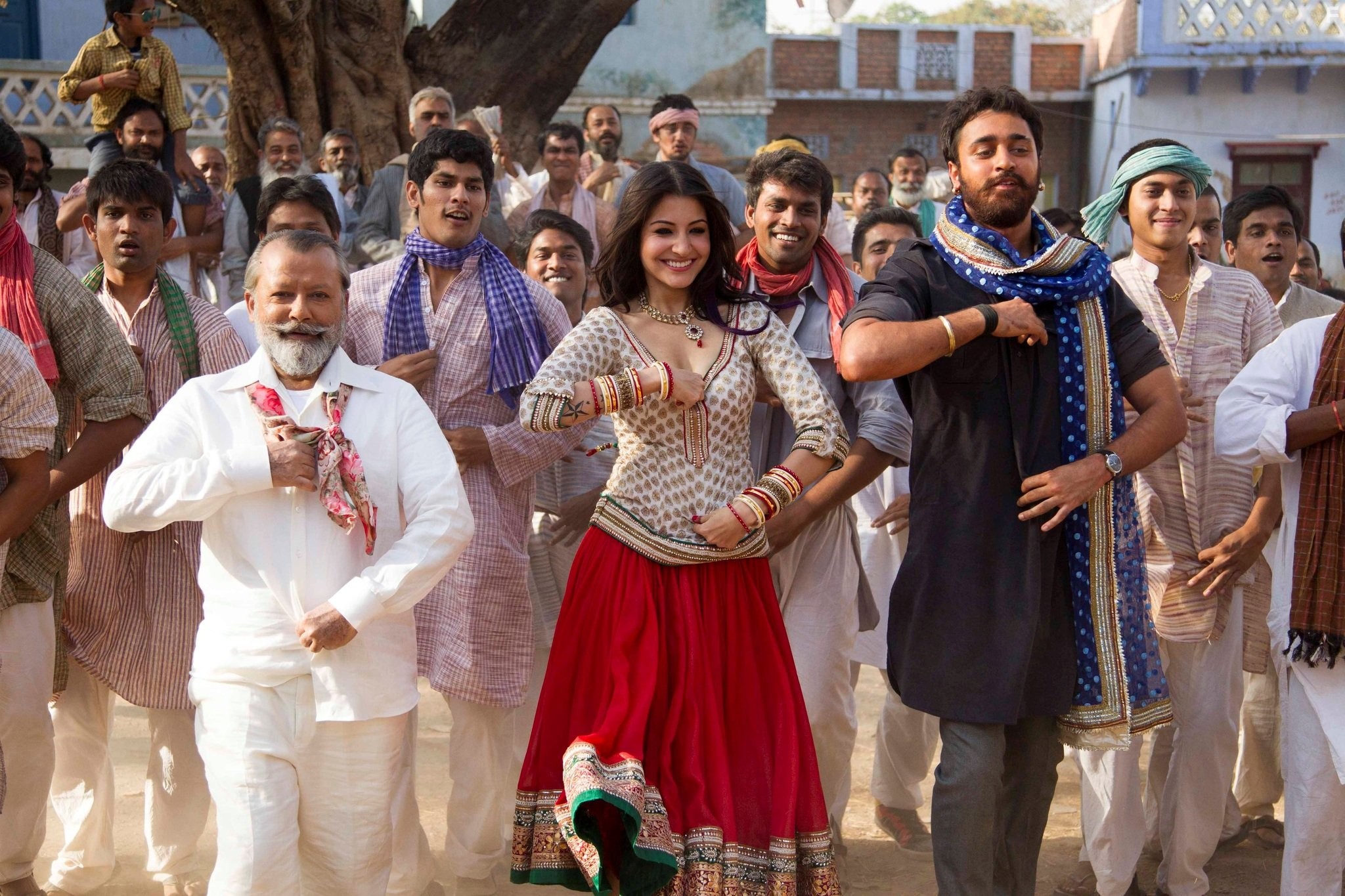 Pankaj Kapur, Imran Khan, and Anushka Sharma in Матру, Биджли и Мандола (2013)