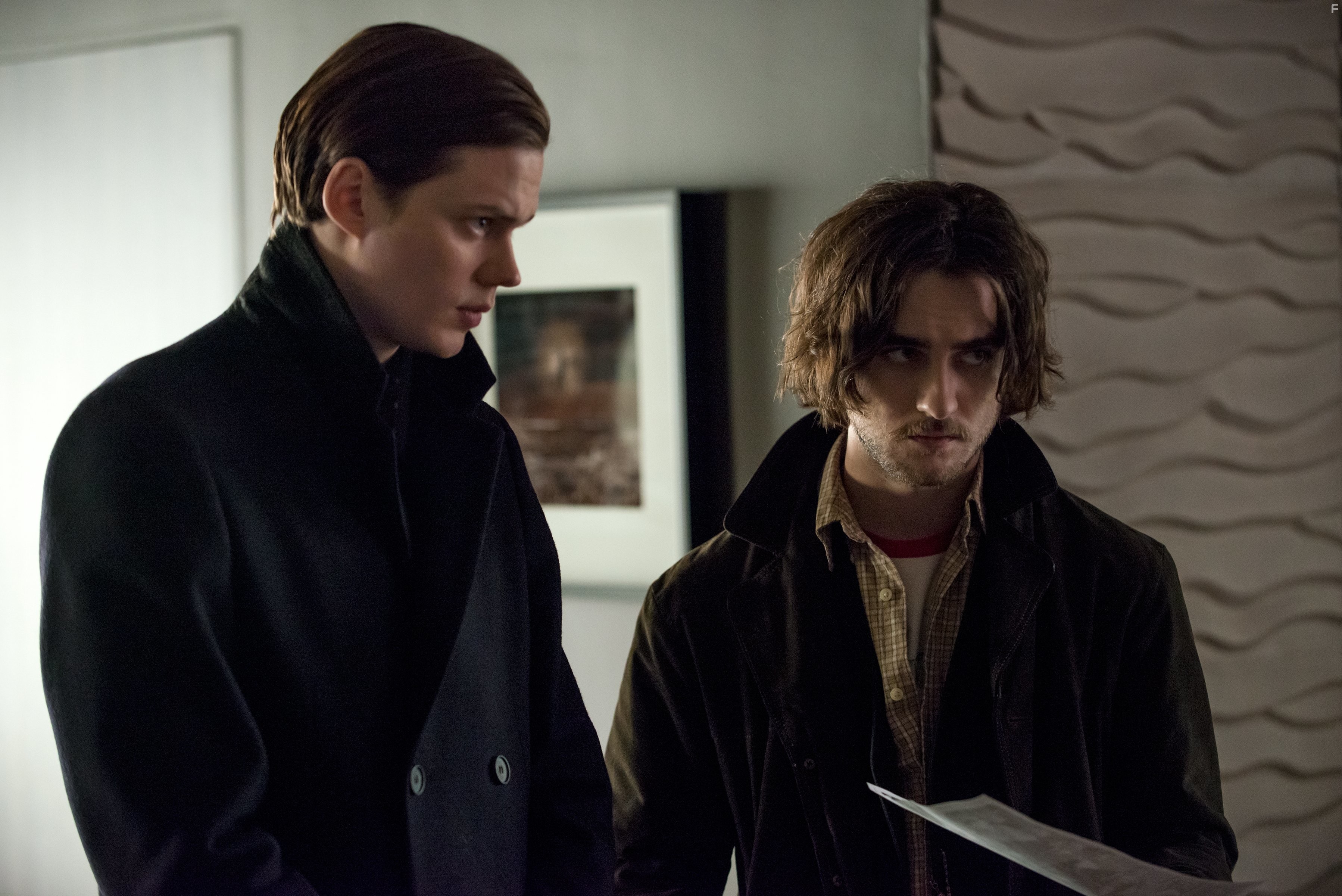Bill Skarsg?rd and Landon Liboiron in Хемлок Гроув (2013)