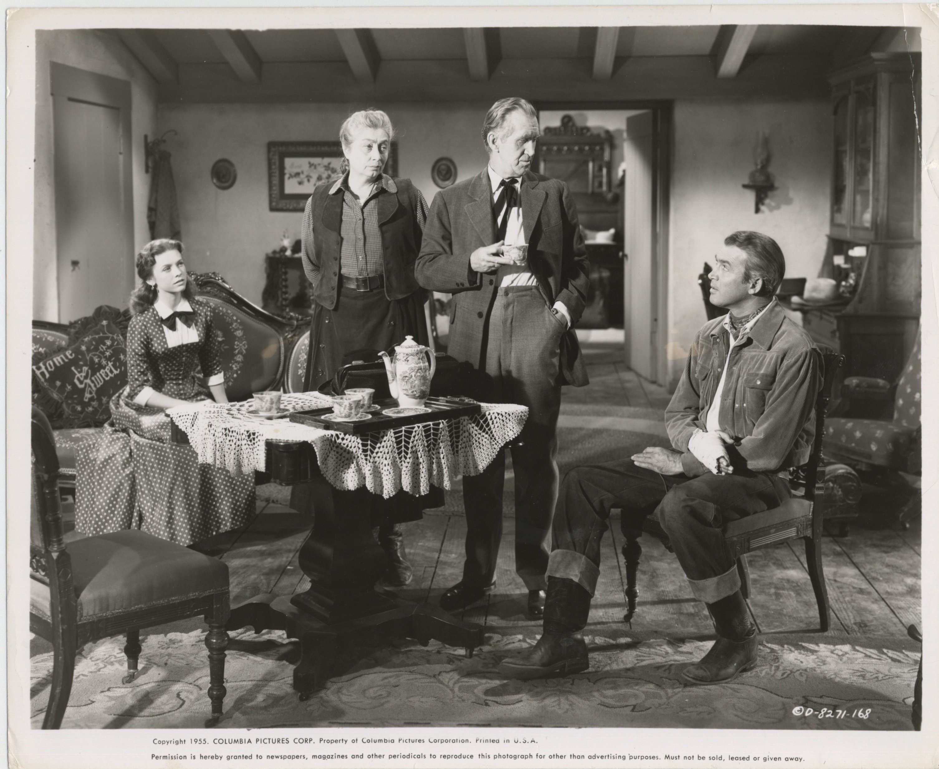 James Stewart, Aline MacMahon, Cathy O'Donnell, and Eddy Waller in Человек из Ларами (1955)