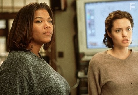 Angelina Jolie and Queen Latifah in Власть страха (1999)