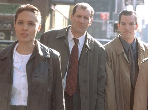 Angelina Jolie, Michael McGlone, and Ed O'Neill in Власть страха (1999)