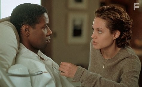 Denzel Washington and Angelina Jolie in Власть страха (1999)