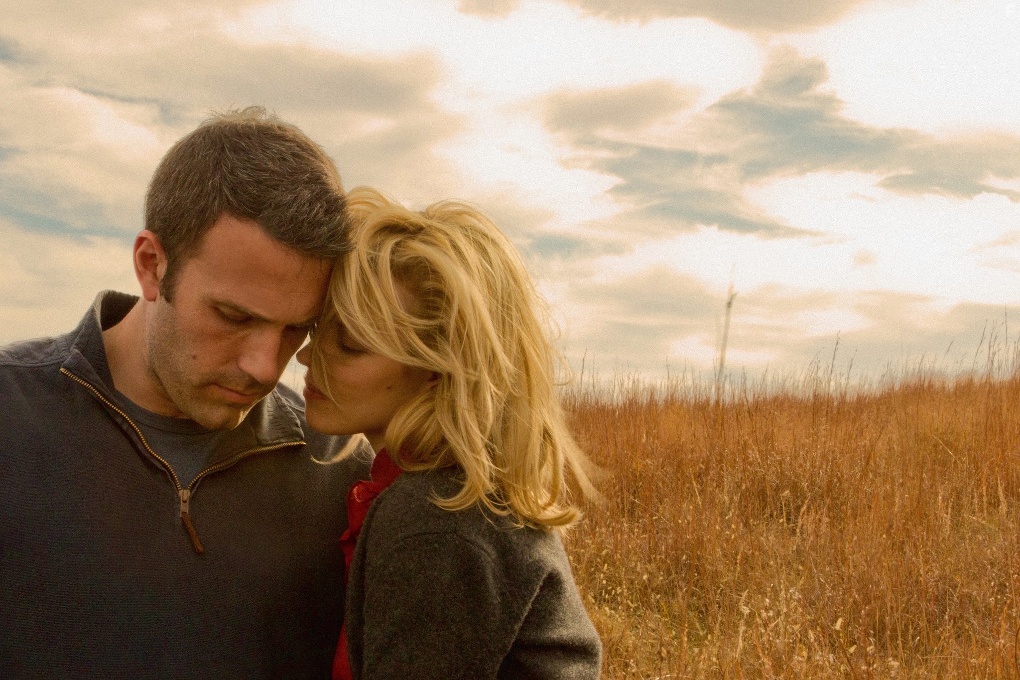 Ben Affleck and Rachel McAdams in К чуду (2012)