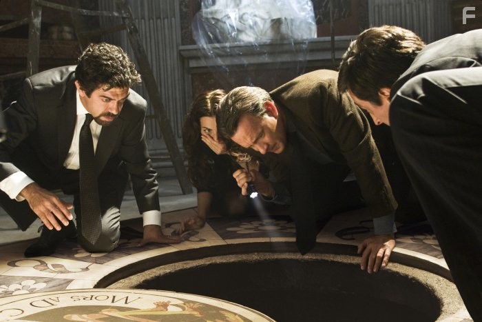 Tom Hanks, Pierfrancesco Favino, David Pasquesi, and Ayelet Zurer in Ангелы и демоны (2009)