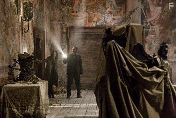 Tom Hanks and Ayelet Zurer in Ангелы и демоны (2009)