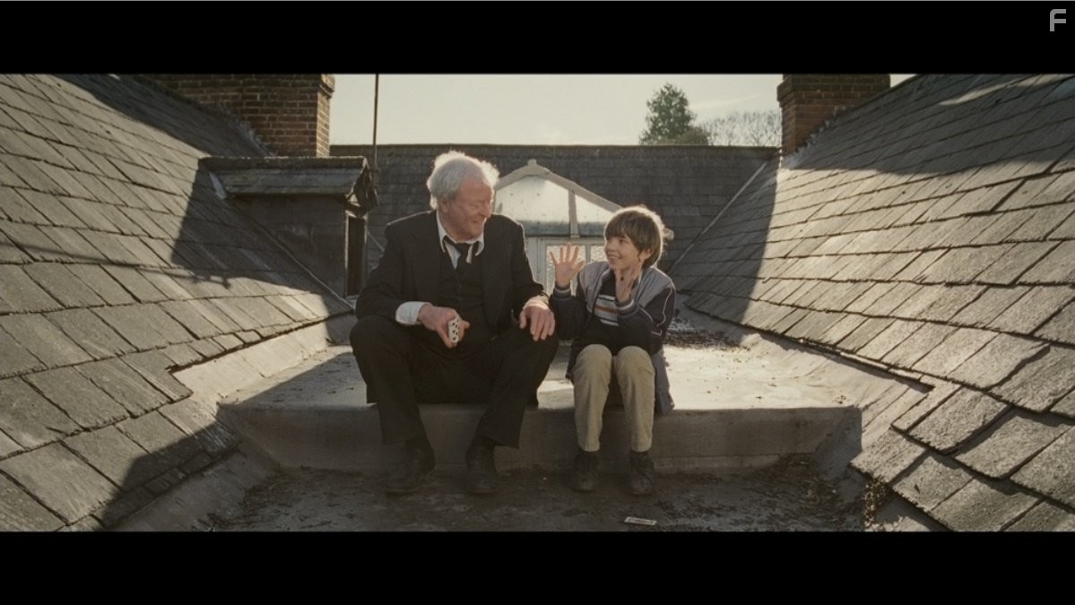 Michael Caine and Bill Milner in Есть там кто-нибудь? (2008)
