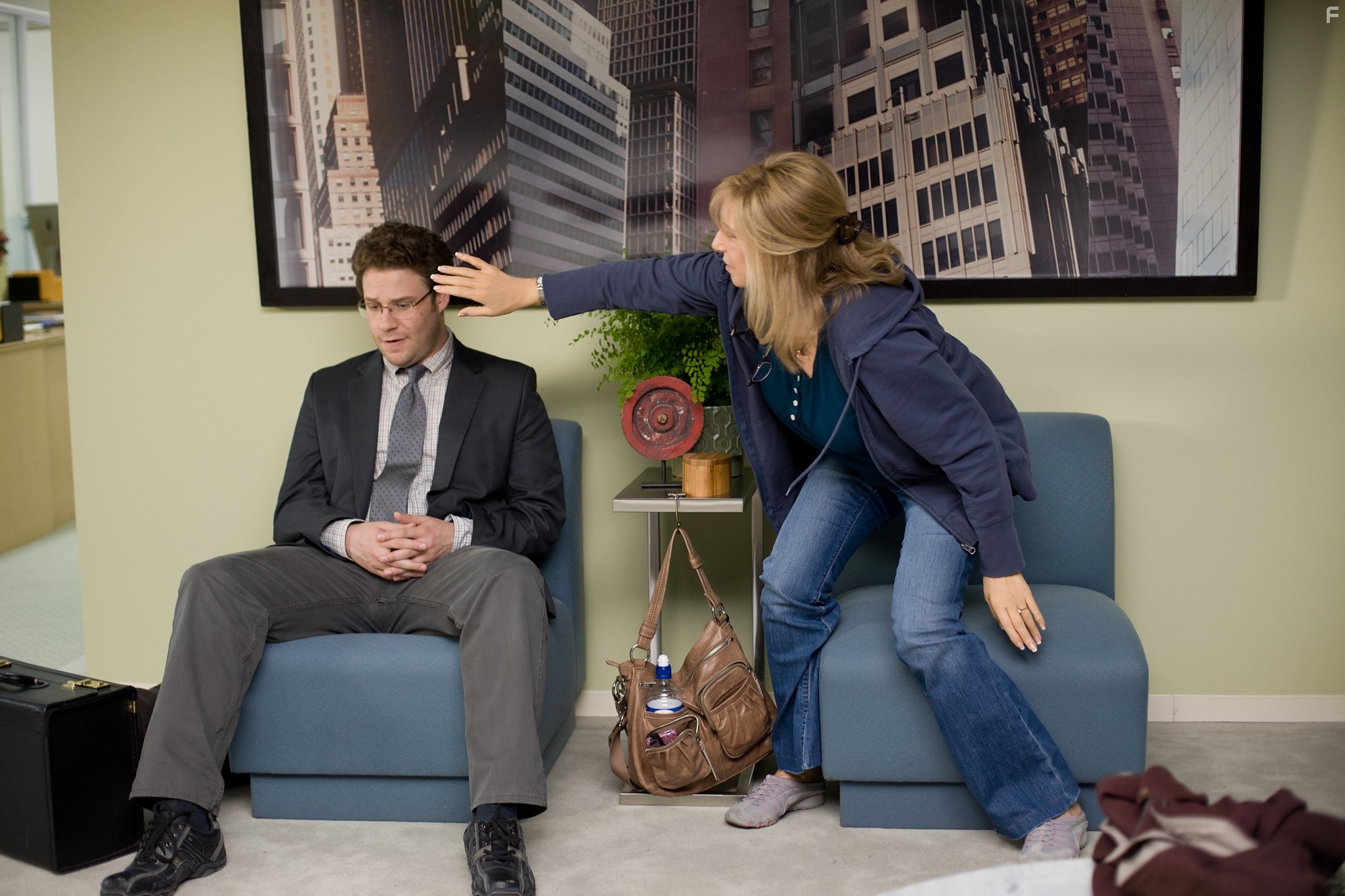 Barbra Streisand and Seth Rogen in Проклятие моей матери (2012)