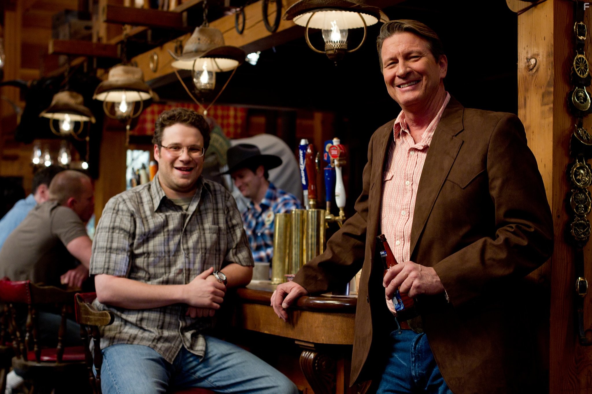 Brett Cullen and Seth Rogen in Проклятие моей матери (2012)