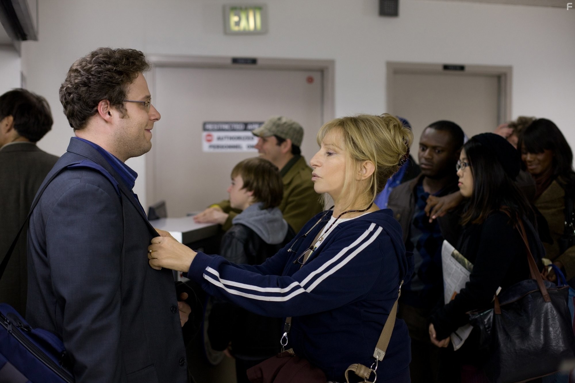 Barbra Streisand and Seth Rogen in Проклятие моей матери (2012)