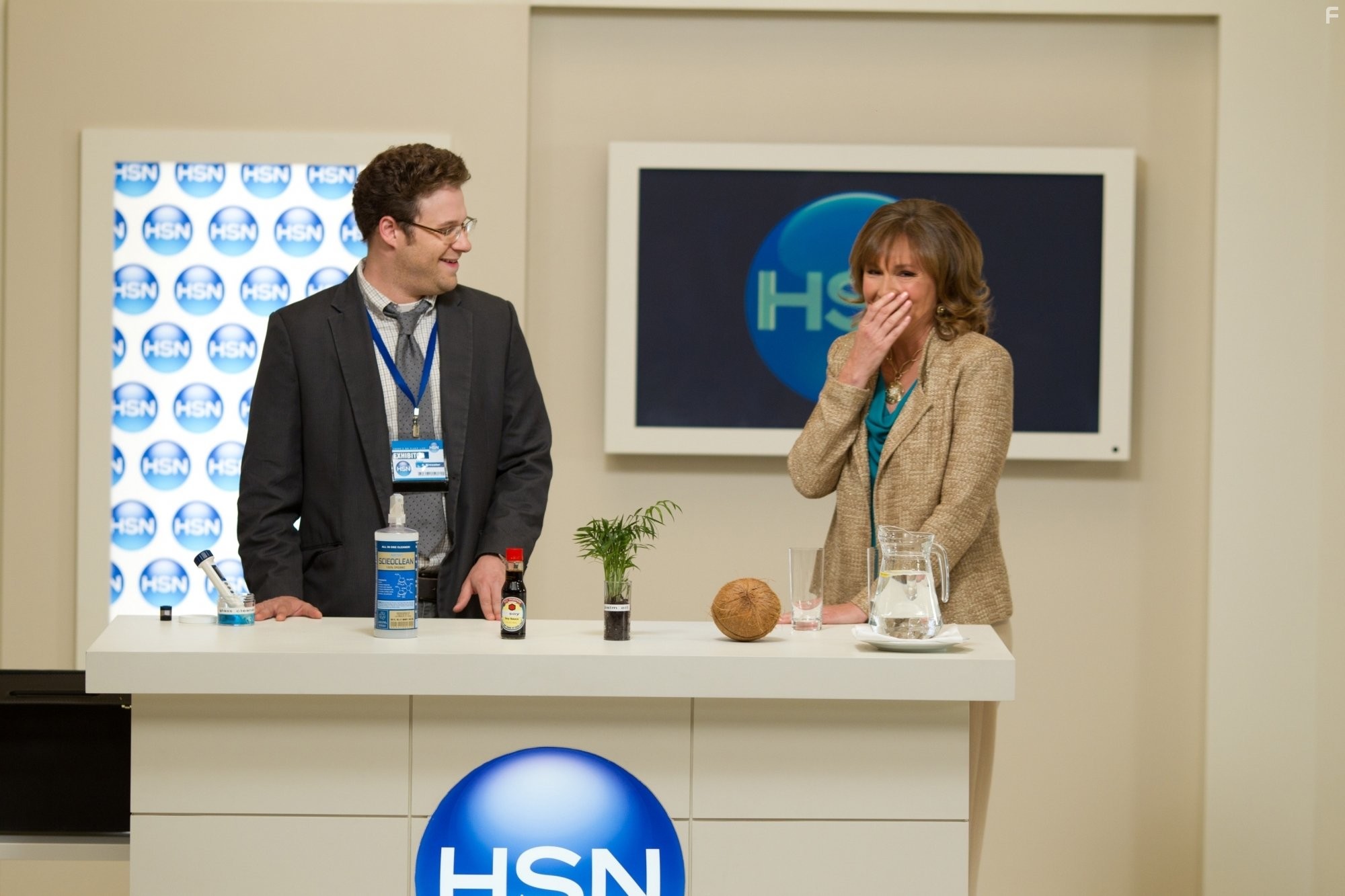 Nora Dunn and Seth Rogen in Проклятие моей матери (2012)