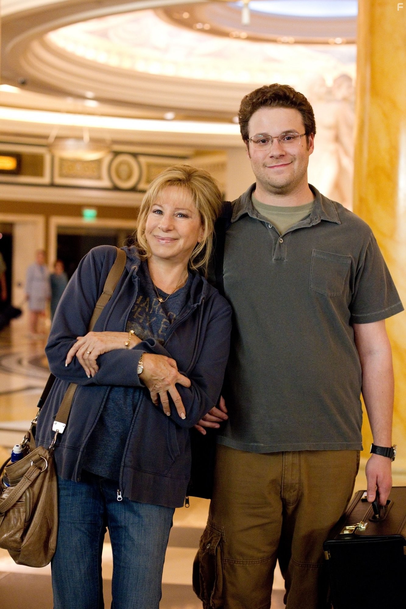 Barbra Streisand and Seth Rogen in Проклятие моей матери (2012)