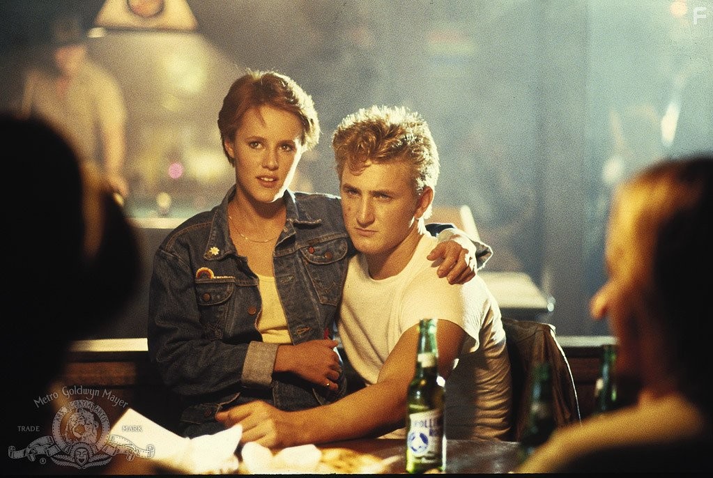 Mary Stuart Masterson and Sean Penn in В упор (1986)