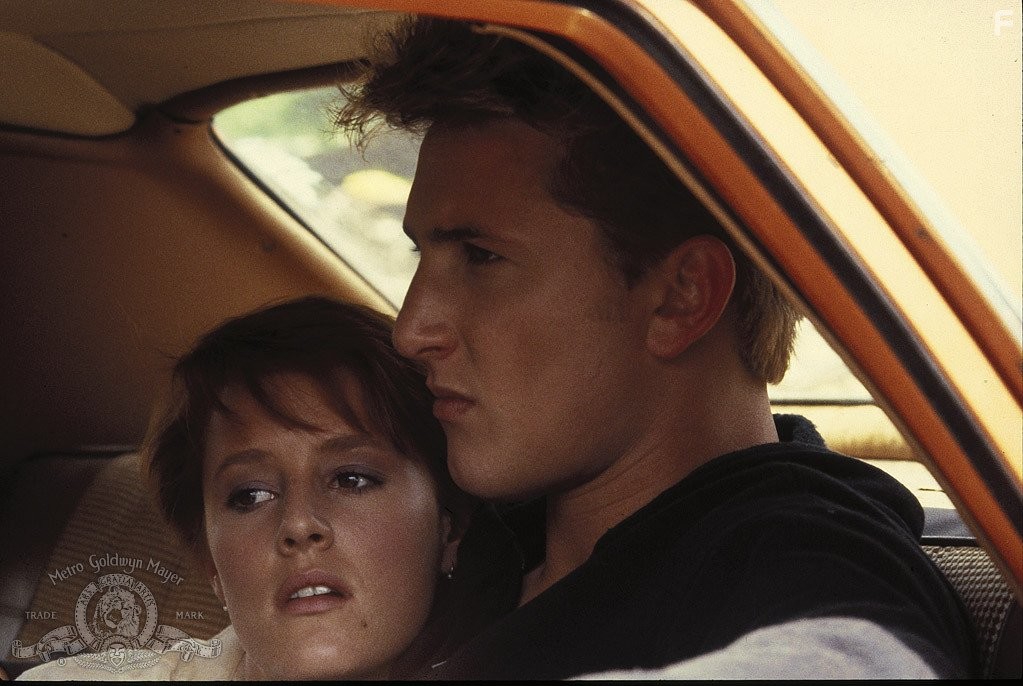 Mary Stuart Masterson and Sean Penn in В упор (1986)