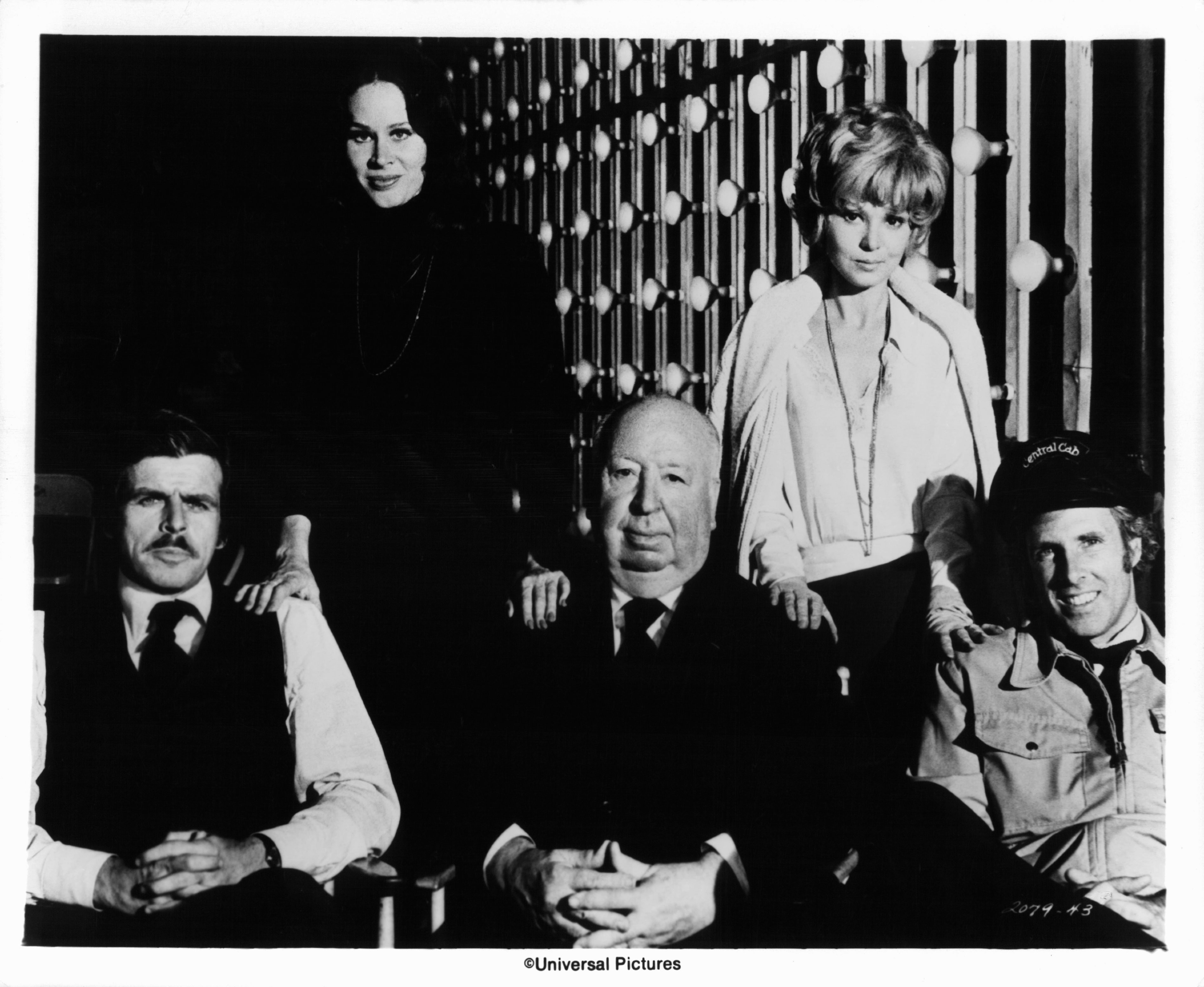 Alfred Hitchcock, Karen Black, Bruce Dern, William Devane, and Barbara Harris in Семейный заговор (1976)