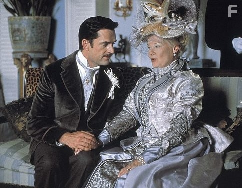Rupert Everett and Judi Dench in Как важно быть серьёзным (2002)