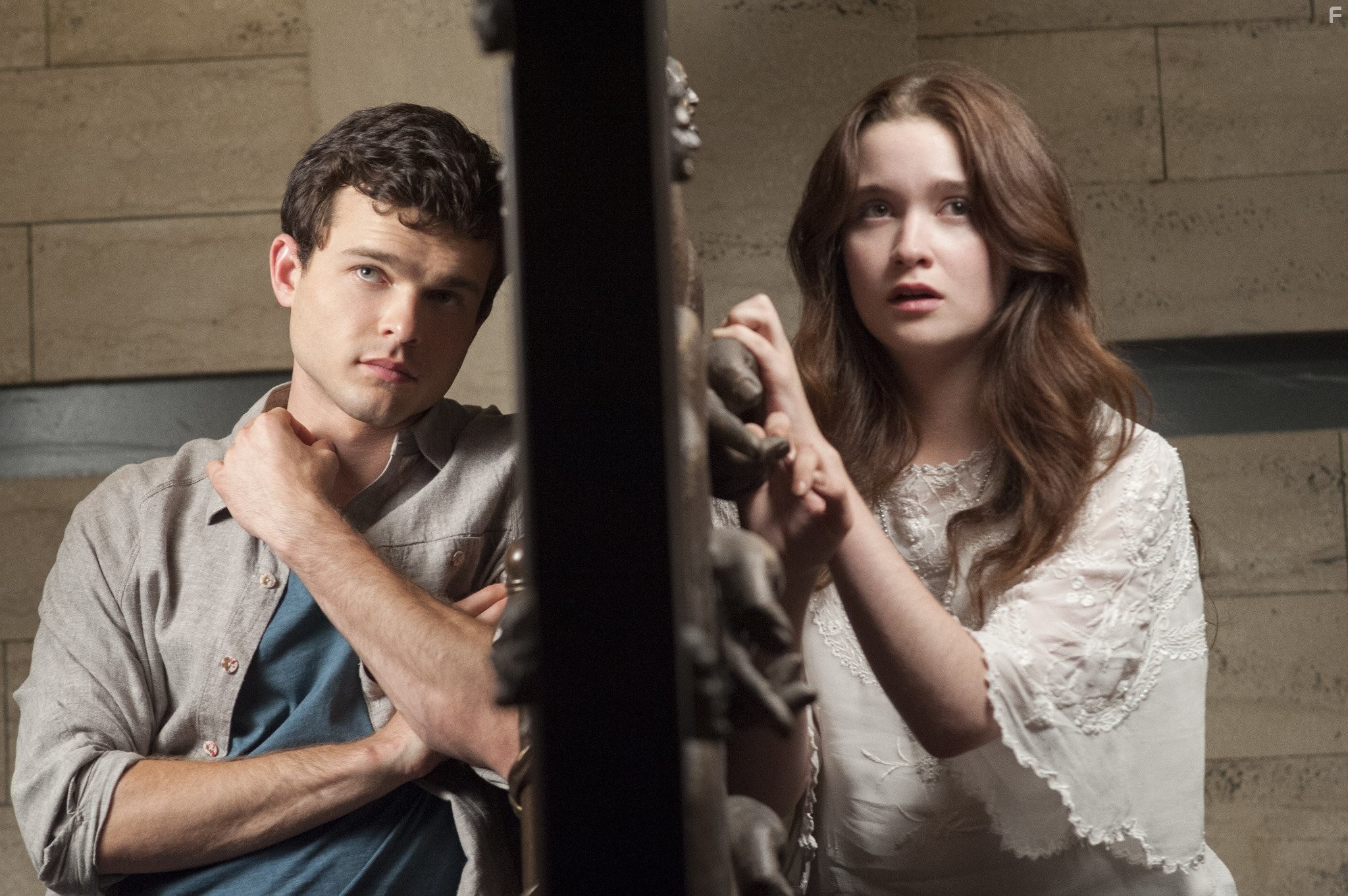 Alice Englert and Alden Ehrenreich in Прекрасные создания (2013)