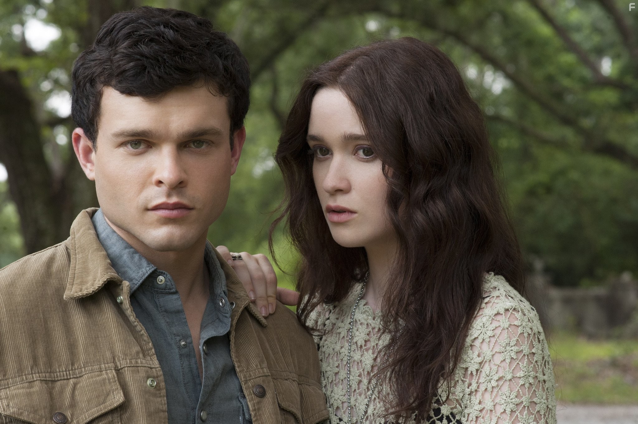 Alice Englert and Alden Ehrenreich in Прекрасные создания (2013)
