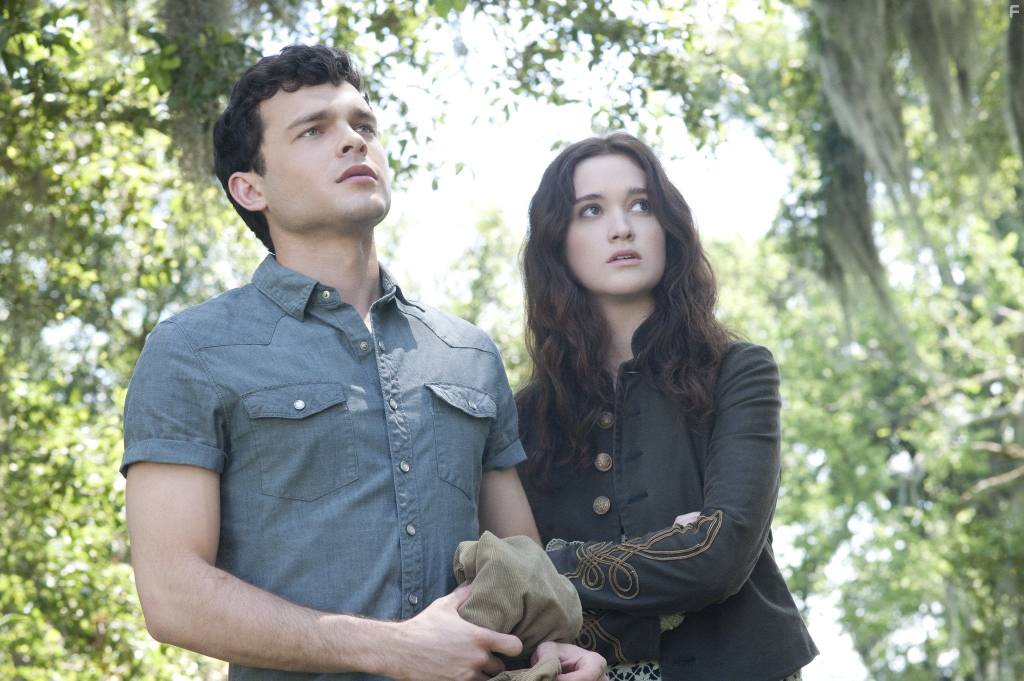 Alice Englert and Alden Ehrenreich in Прекрасные создания (2013)