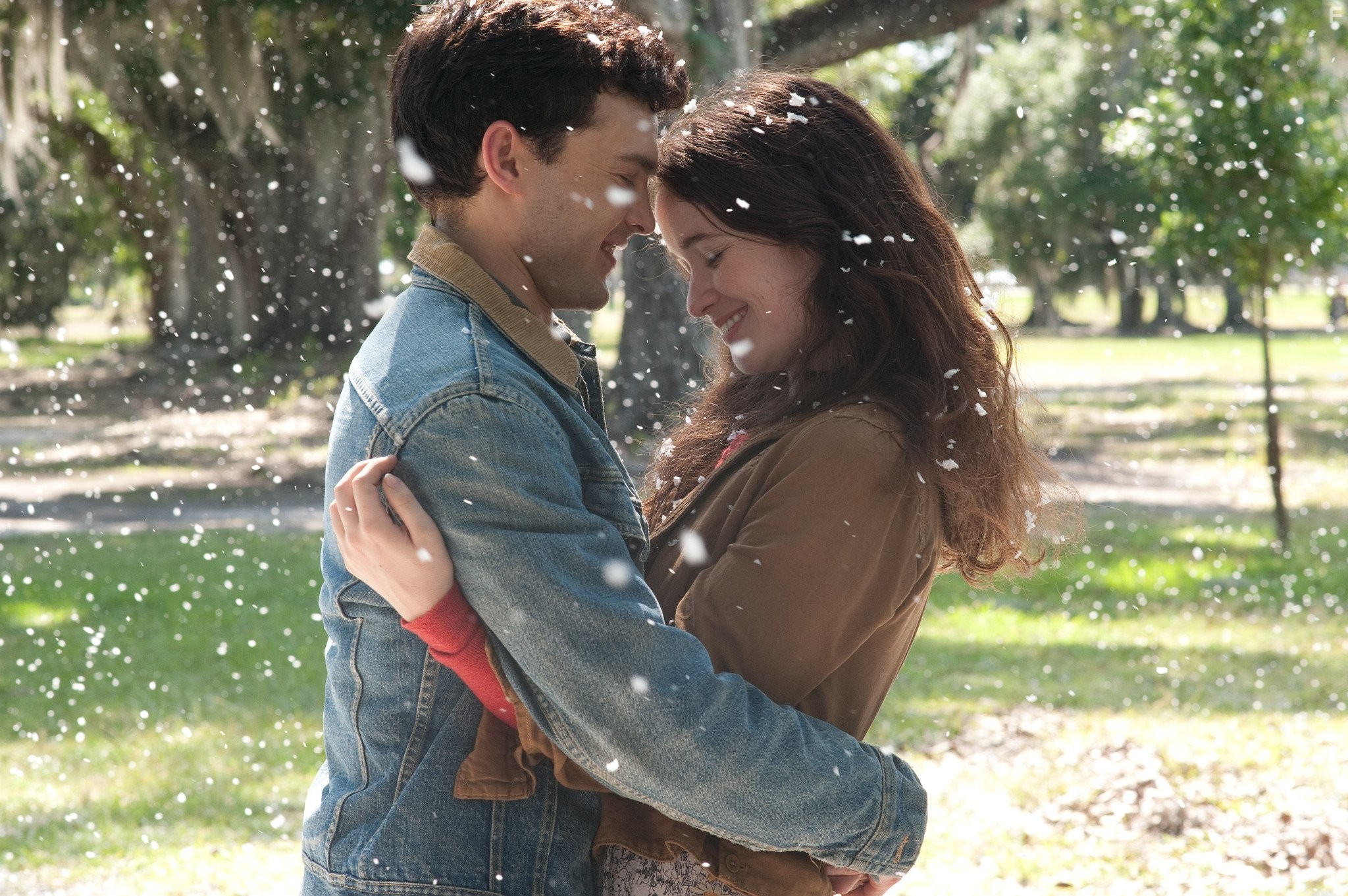 Alice Englert and Alden Ehrenreich in Прекрасные создания (2013)