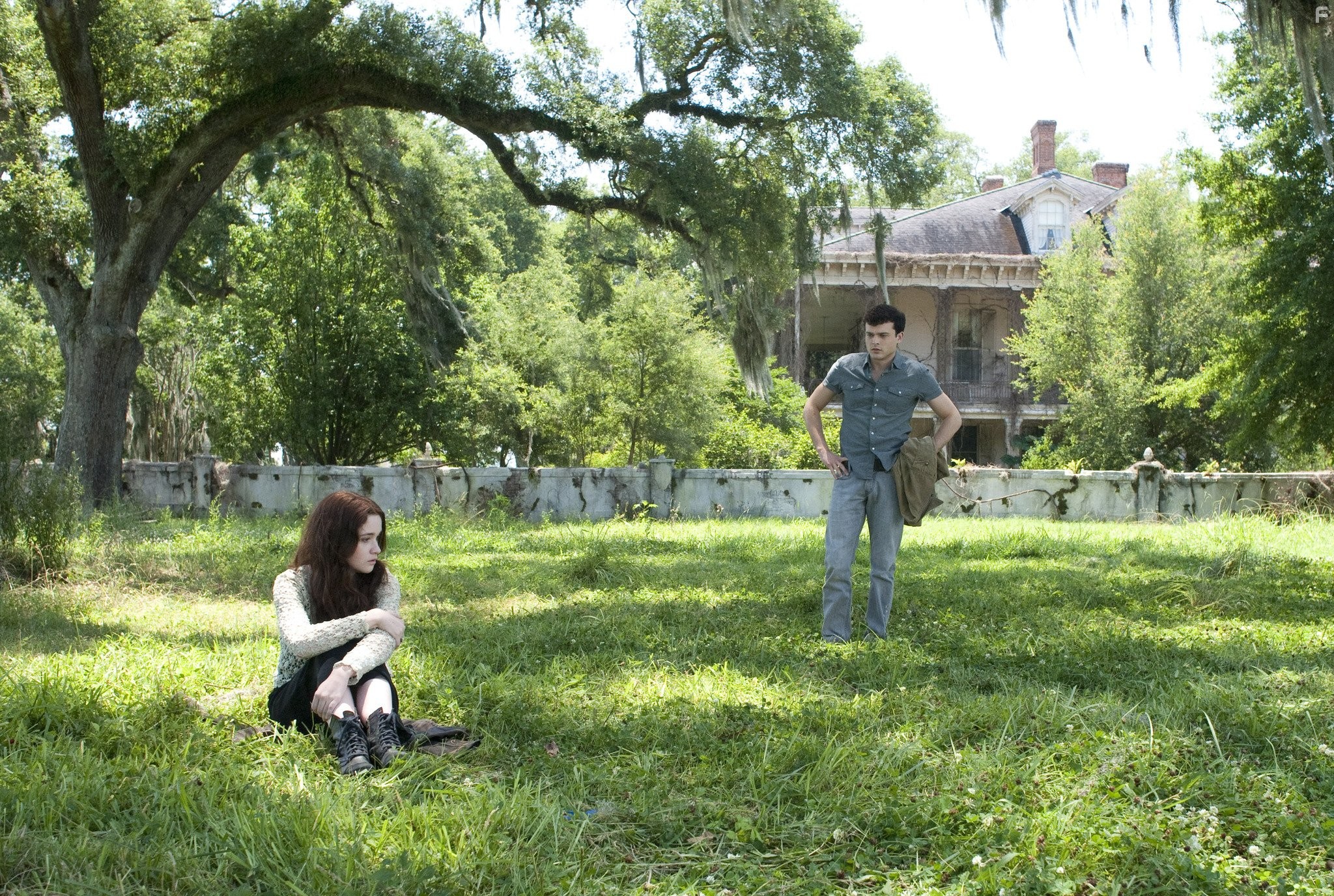 Alice Englert and Alden Ehrenreich in Прекрасные создания (2013)
