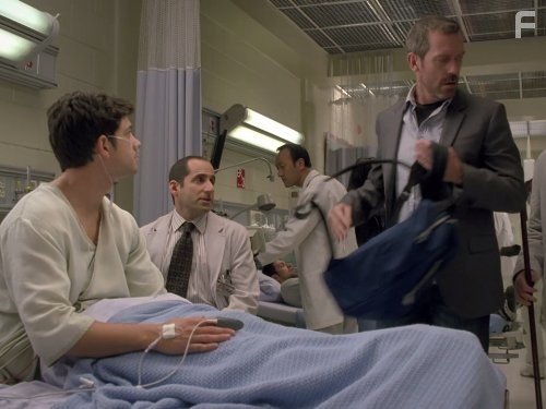 Adam Garcia, Peter Jacobson, and Hugh Laurie in Доктор Хаус (2004)