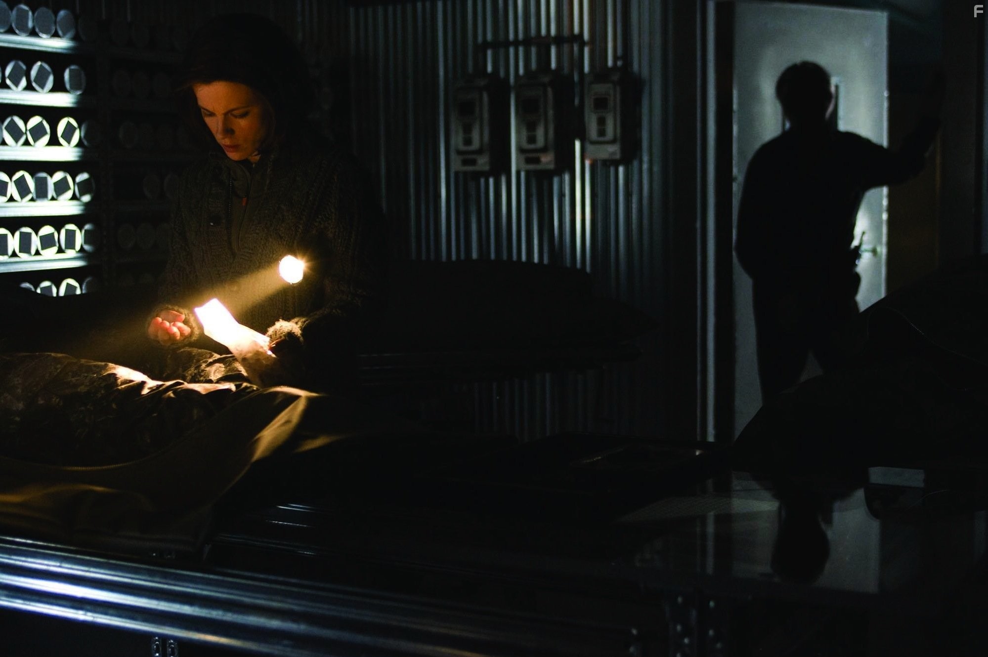 Kate Beckinsale and Tom Skerritt in Белая мгла (2009)