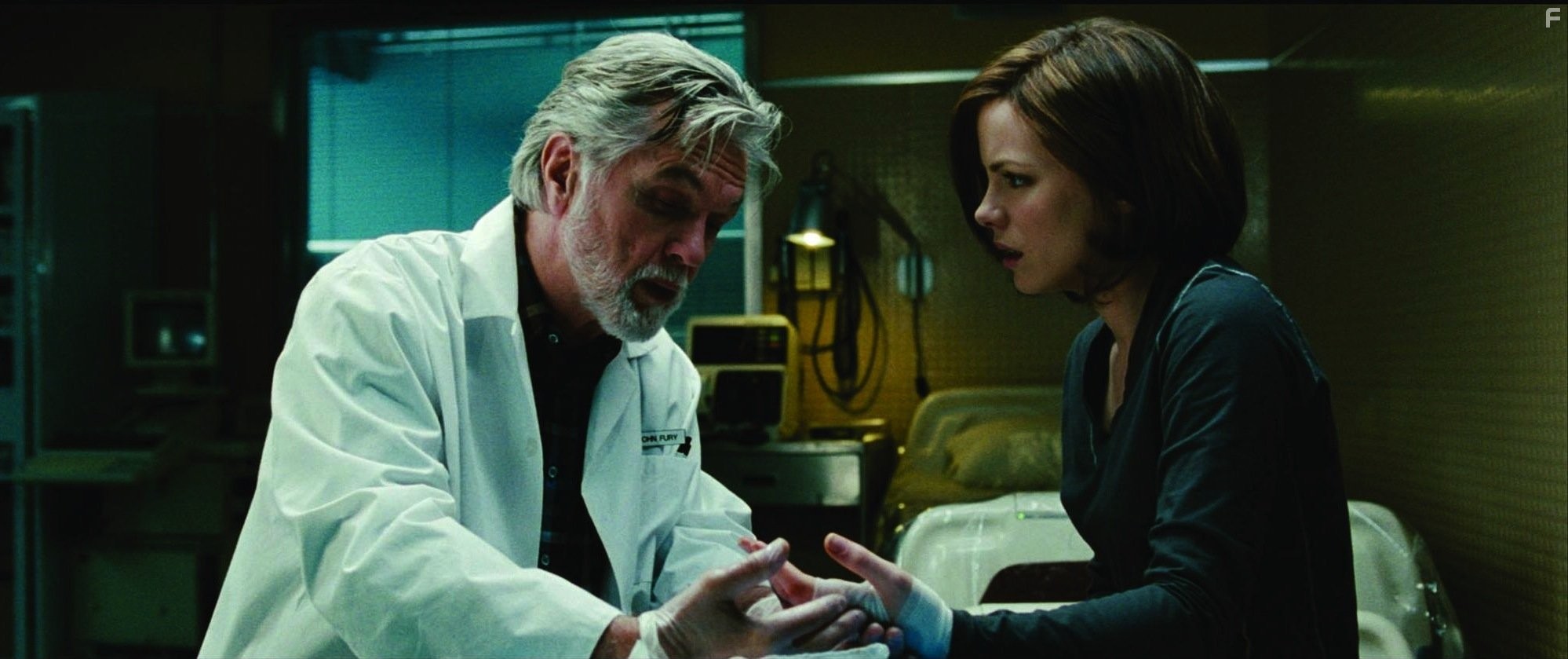 Kate Beckinsale and Tom Skerritt in Белая мгла (2009)