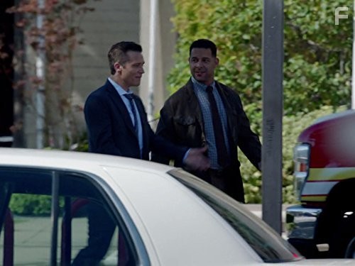 Jon Huertas and Seamus Dever in Касл (2009)