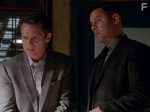 Jon Huertas and Seamus Dever in Касл (2009)