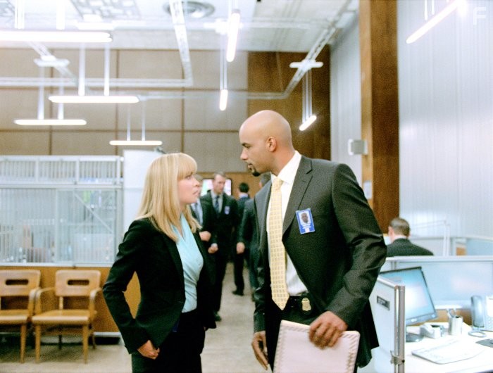 Boris Kodjoe and Radha Mitchell in Суррогаты (2009)