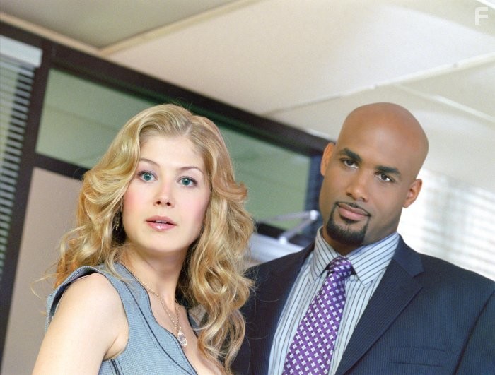 Boris Kodjoe and Rosamund Pike in Суррогаты (2009)