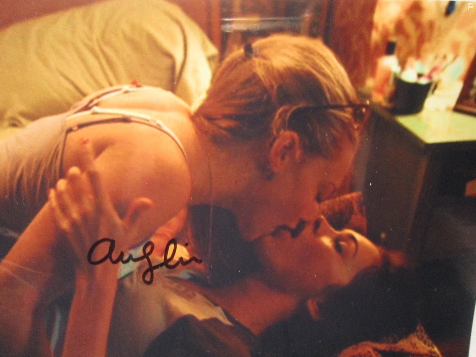 Megan Fox and Amanda Seyfried in Тело Дженнифер (2009)