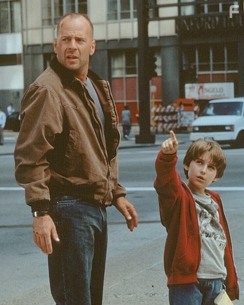 Bruce Willis and Miko Hughes in Меркурий в опасности (1998)
