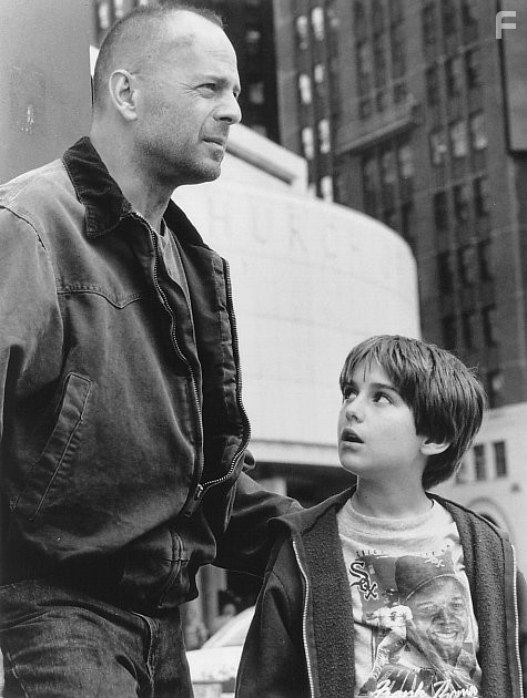 Bruce Willis and Miko Hughes in Меркурий в опасности (1998)