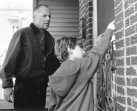 Bruce Willis and Miko Hughes in Меркурий в опасности (1998)