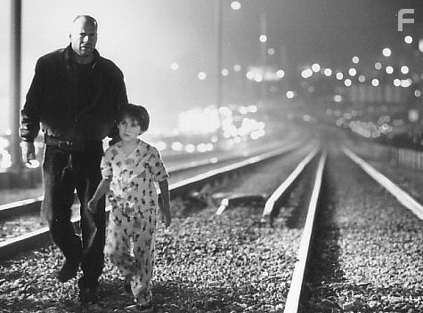 Bruce Willis and Miko Hughes in Меркурий в опасности (1998)