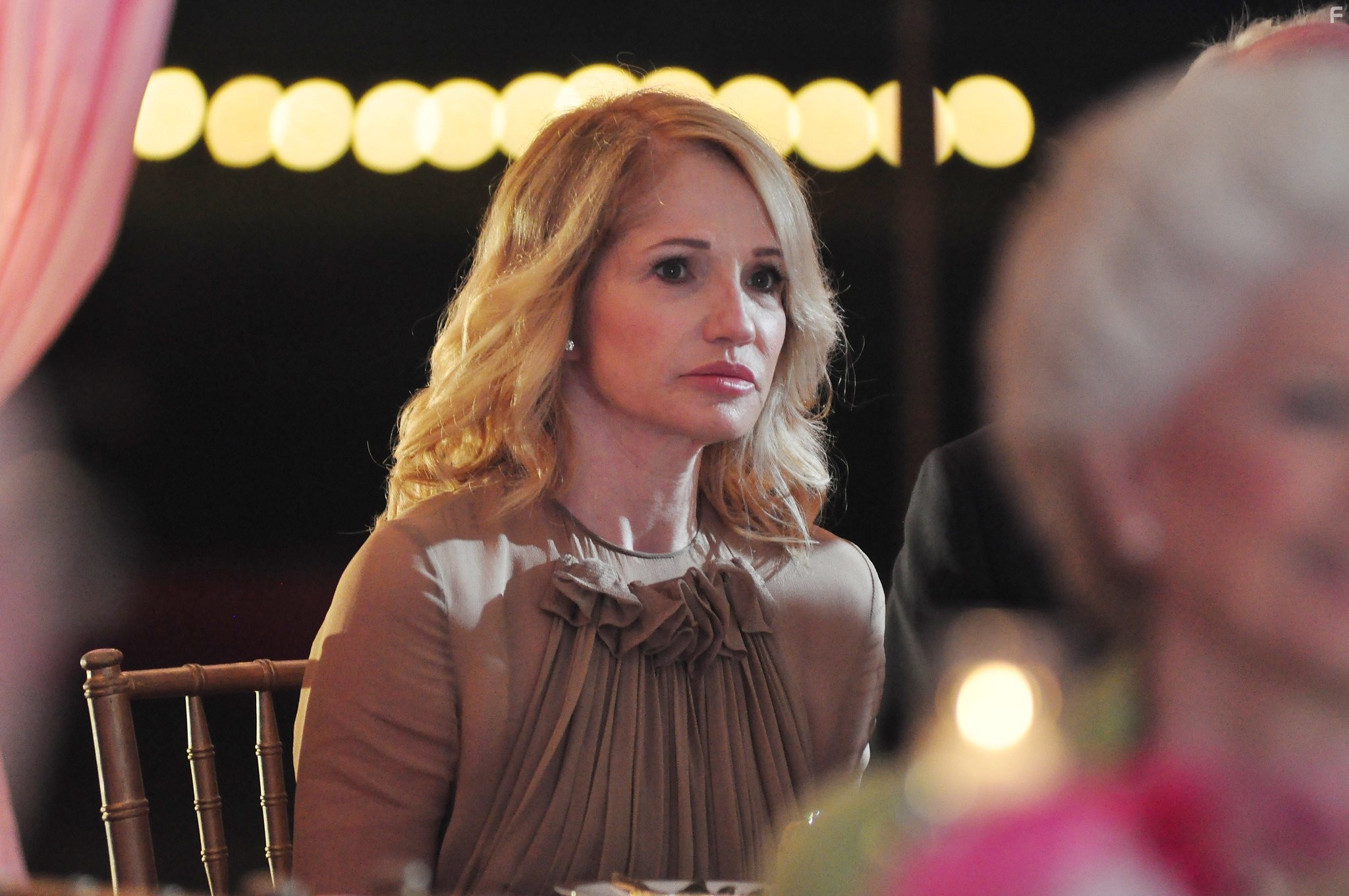 Ellen Barkin in Родственнички (2011)