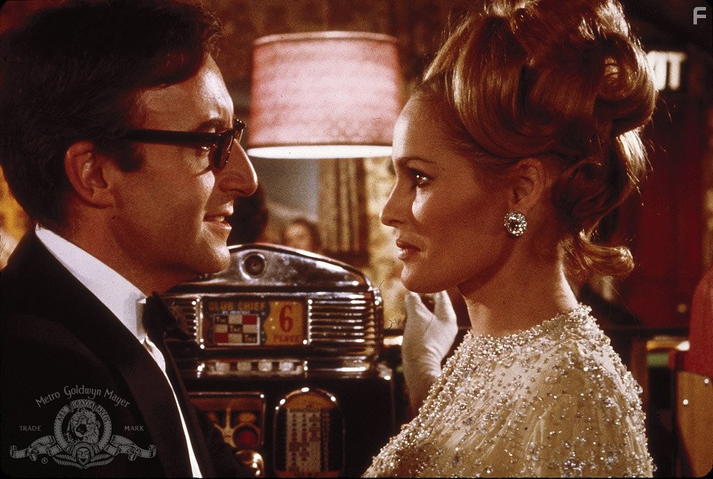 Ursula Andress and Peter Sellers in Казино Рояль (1967)