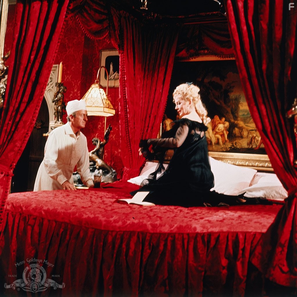 Deborah Kerr and David Niven in Казино Рояль (1967)