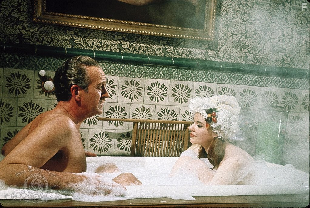 David Niven and Angela Scoular in Казино Рояль (1967)